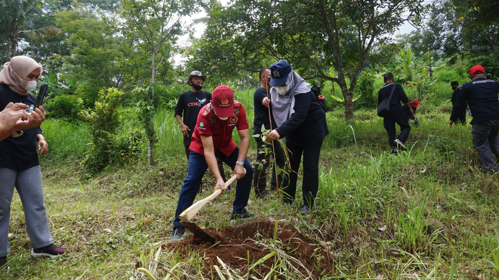 Pembagian Bibit Dan Penanaman Pohon Dalam Rangka Rehabilitasi Lahan