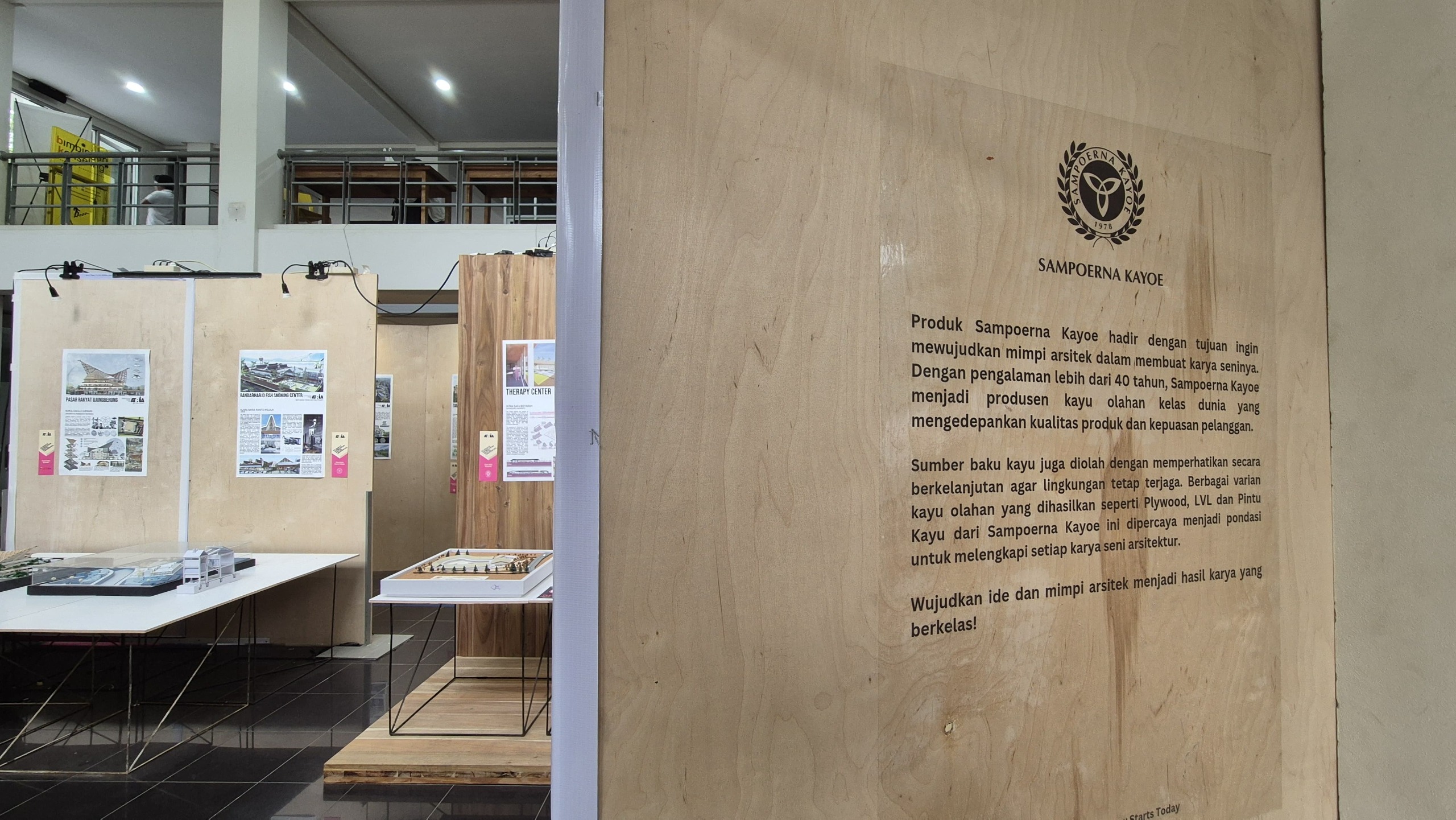 Sampoerna Kayoe kembali berpartisipasi dalam acara ATRIA Architectural Design Exhibition 2024 di ITB dengan penggunaan Birch plywood sebagai panel pameran